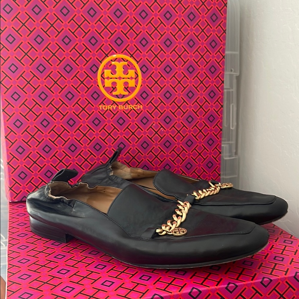 TORY BURCH Benton Gold Charm Black Leather slip on Flat Loafers Soft Back Sz 8.5